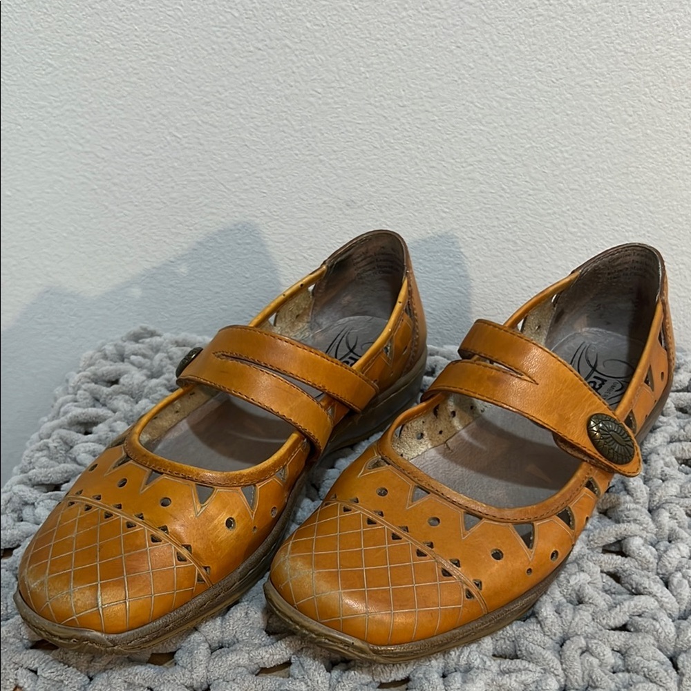 Umberto Raffini Tan Leather Mary Jane Flat with Perforated Design - Picture 3 of 14